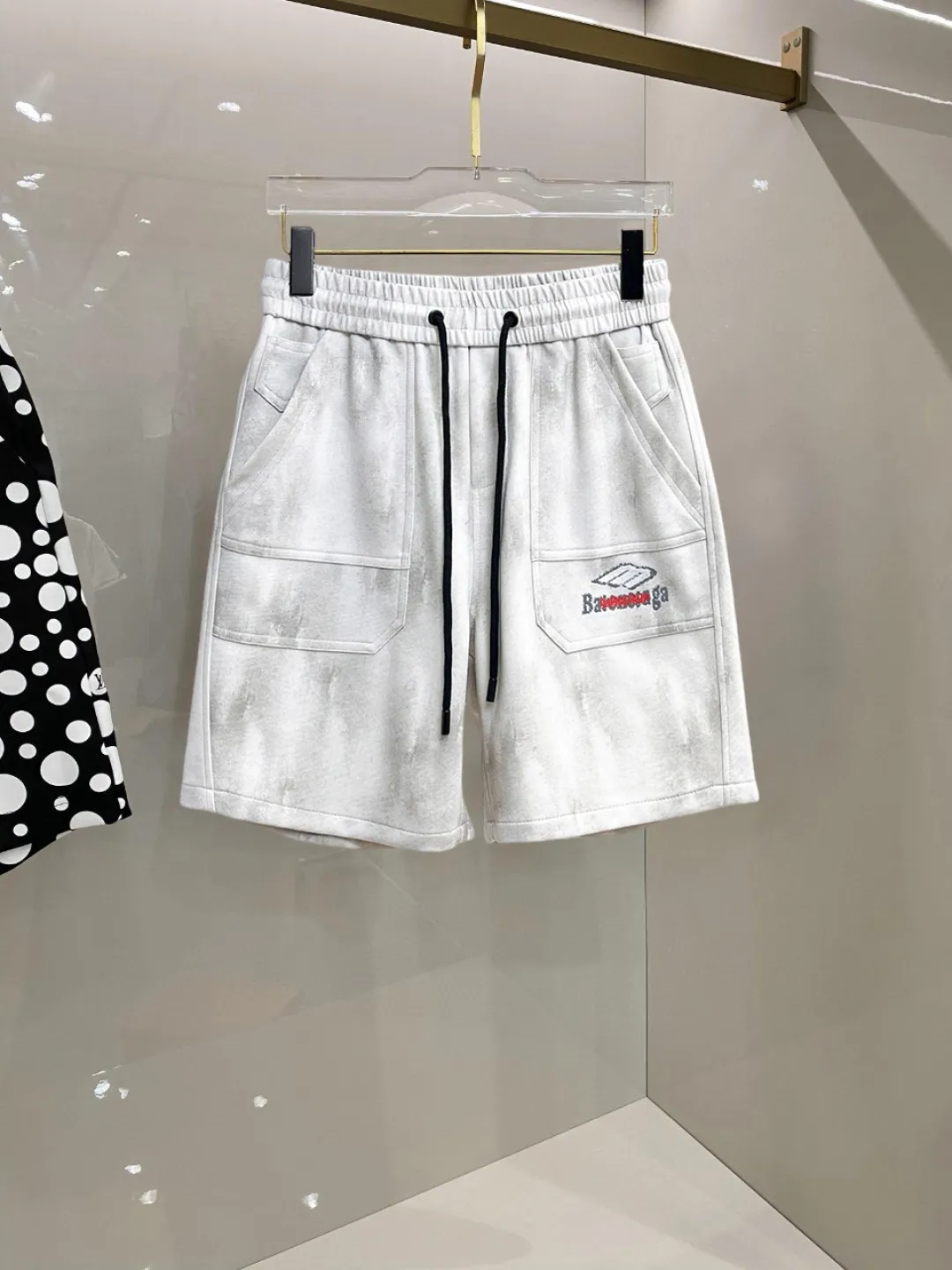 Balenciaga's three-standard complete 2026 summer New Arrival men's casual shorts, advanced custom-made Breathable fabric, Breathable fabric, extremely stretchy and comfortable, impeccable details, top-grade accessories, original logo design concept, delicate and soft feel! The upper body fit is awesome! Size: M-XXXL Please state your height and weight when ordering